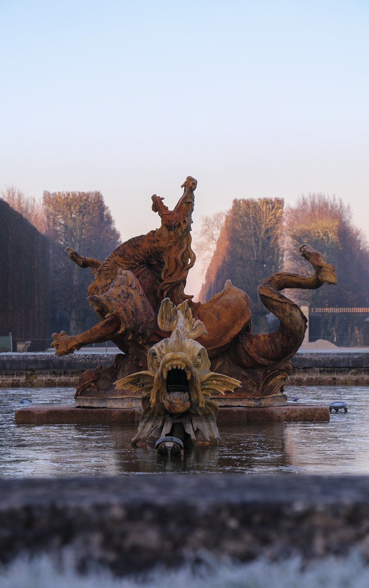 Un matin très frais 🥶 mais avec une lumière exceptionnelle dans les jardins du <a href="/CVersailles/">Château de Versailles</a> 😍