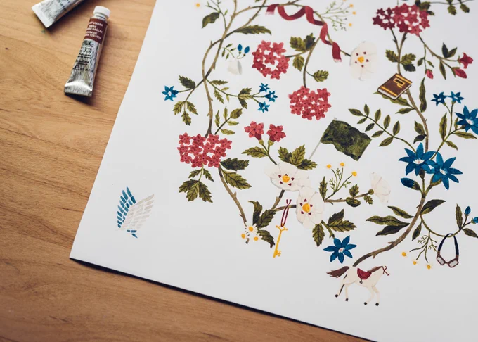 その時々で色んな画材を使う方なのですが、この柄は水彩絵の具で描きました。細かい所は別で描いて後で合成しています。
水彩は粒子が小さく膜がうすい感じがするところが楽しいな〜 