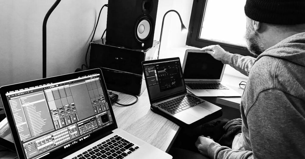 julienbayle's tweet image. @christophe_menassier at @structurevoid0 for @Ableton live learning session, finally getting me into @future_audio_workshop #sublab 🖤
.
.
.
.
#Marseille #afdas #formations #structurevoid #maxmsp instagr.am/p/CYtV-ztNZAN/