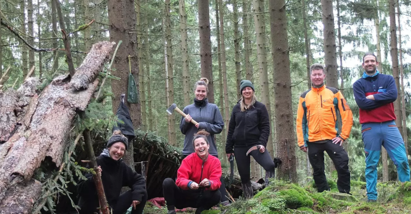 BaySF_Direkt's tweet photo. Survival bei den #BaySF unter sachkundiger Anleitung. 
Initiiert von unserem Revierleiter Christian Goldammer vom #ForstbetriebRothenkirchen wurde ein Survivalkurs zusammen mit Uli Pelzeter durchgeführt. 
Habt ihr auch Lust auf Natur pur?
👉https://t.co/tsiNSuEpOT