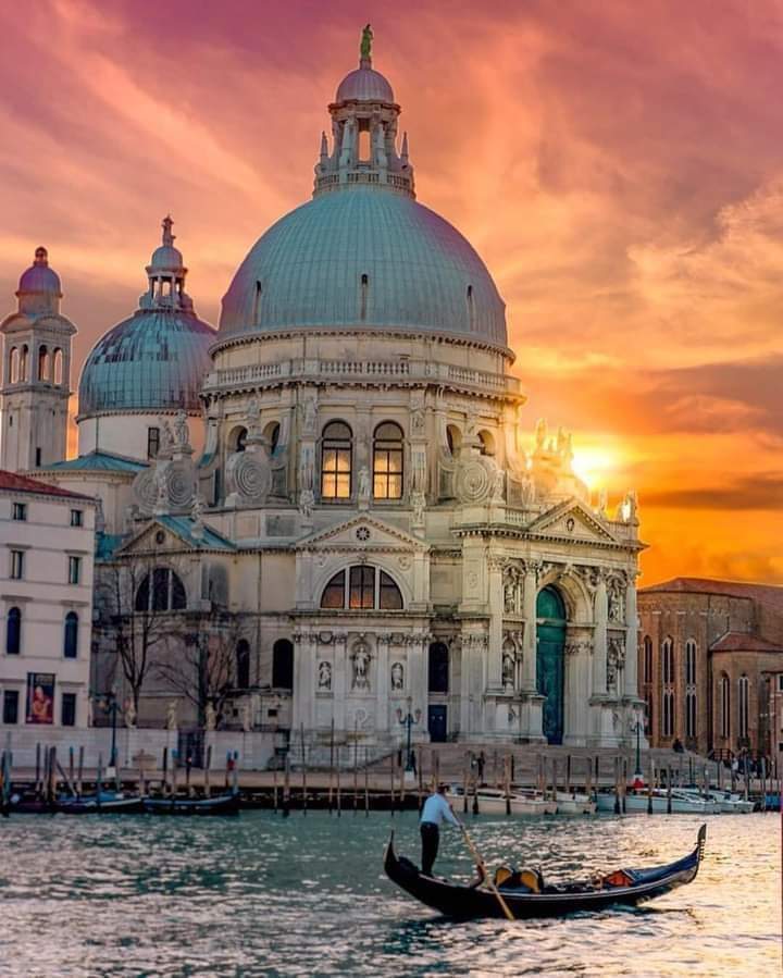 ReneChampion1's tweet photo. Sunset in Venice https://t.co/PRLjezI9wg
