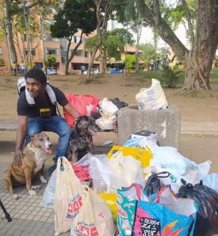 hanletlamacana's tweet photo. ¡FINAL FELIZ PARA CHOCO!
El joven en situación de calle que se viralizó en las redes tras celebrar el cumpleaños de sus perritos, recibió cientos de ayudas pa mejorar la calidad de vida de él y sus caninos. Fue acogido en un hogar, donde podrá vivir seguro y cómodo. DIOS ES BUENO https://t.co/xdLvbwDYiq