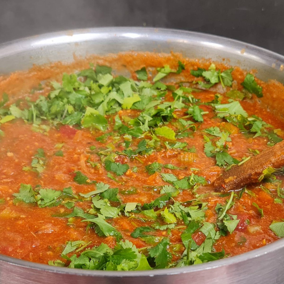TheRedshankUK's tweet photo. Getting back into the swing of things after being closed for nearly 2 weeks 🙃 
Spicy Orkney crab soup is done!!!

#streetfood #2022 #opentonight #back2work #scottishproduce #localproduce #highlandstreetfood #theredshankuk https://t.co/QFdOTwyf1e