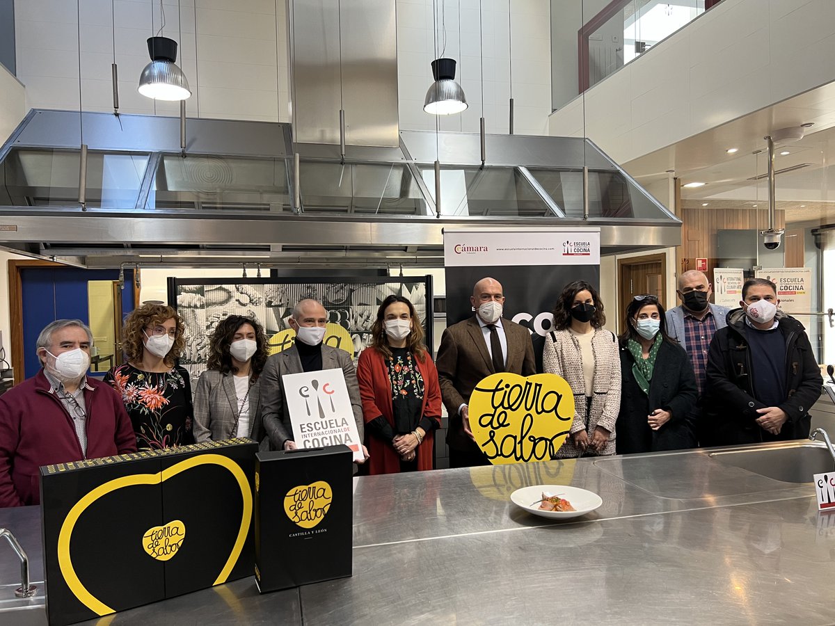 EIC_Valladolid's tweet photo. Junto a @tierradesabor hoy presentamos 'Cocina con Corazón' 💛, un serie de 10 capítulos con los que podrás aprender recetas tradicionales de la gastronomía de #CyL y hábitos de alimentación saludables.
No pierdas de vista nuestras redes sociales 🧐...
https://t.co/iSrpYl64jN https://t.co/iZvwACLuxG