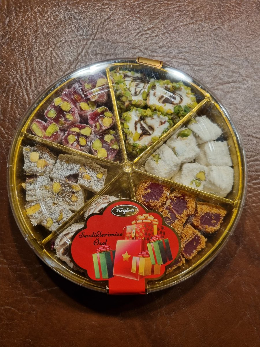 ZenChanXXXI's tweet photo. Ein Arbeitskollege von mir hat mir letzte Woche eine Box mit türkischem Konfekt geschenkt   😭 Ich kann davon nichts lesen, aber so hab ich mir als Kind den türkischen Honig vorgestellt, den Edmund von der Eiskönigin in Narnia bekommen hat. https://t.co/jixtV32PKe