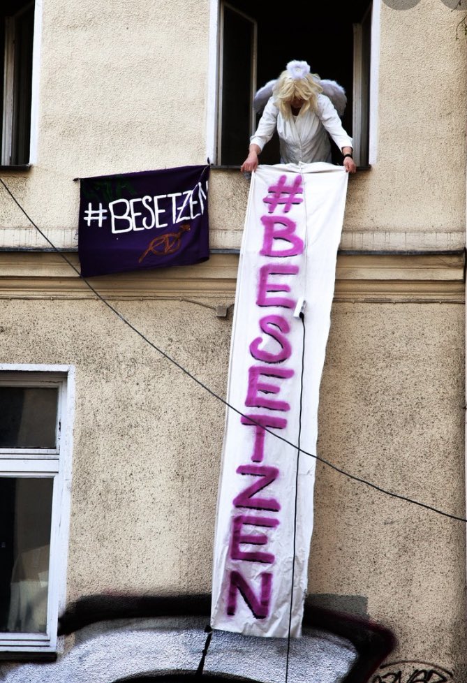 ibuibu_nk's tweet photo. Mit der #G17A in Kreuzberg konnte zum ersten Mal was gehalten werden. Ein kleines Widerstandsnest entstand. Die katholische Hausverwaltung zog die Daumschrauben aber immer enger und nach ungefähr einem halben Jahr kam es zur Räumung. https://t.co/1RPSXUkCur