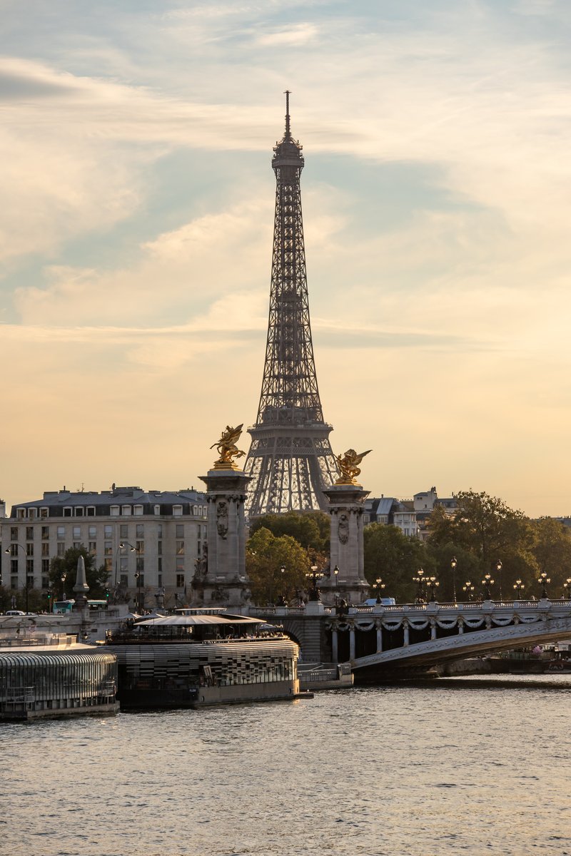 LaTourEiffel's tweet photo. 🇬🇧 Have a nice weekend! I'm open today and tomorrow from 9:30am to 10:45pm 😊 Stop by the winter terrace on my 1st floor to take a gourmet break and warm up ☕️
🎟️👉https://t.co/LjrKbNdqNy
#EiffelTower https://t.co/pZyjnkJeaN