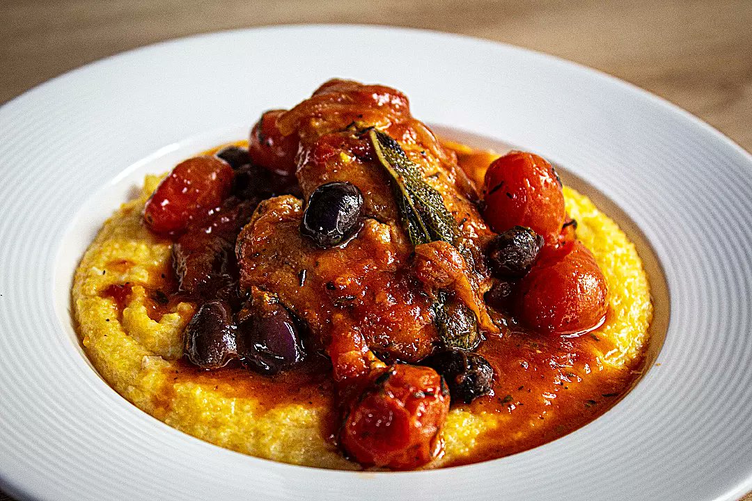 SfogliaEc's tweet image. ¡ESPECIAL DE VIERNES! 🌟Pollo alla #cacciatora 🤤 con polenta cremosa, tomates cherry asados y aceitunas negras italianas. 

¡Te esperamos!