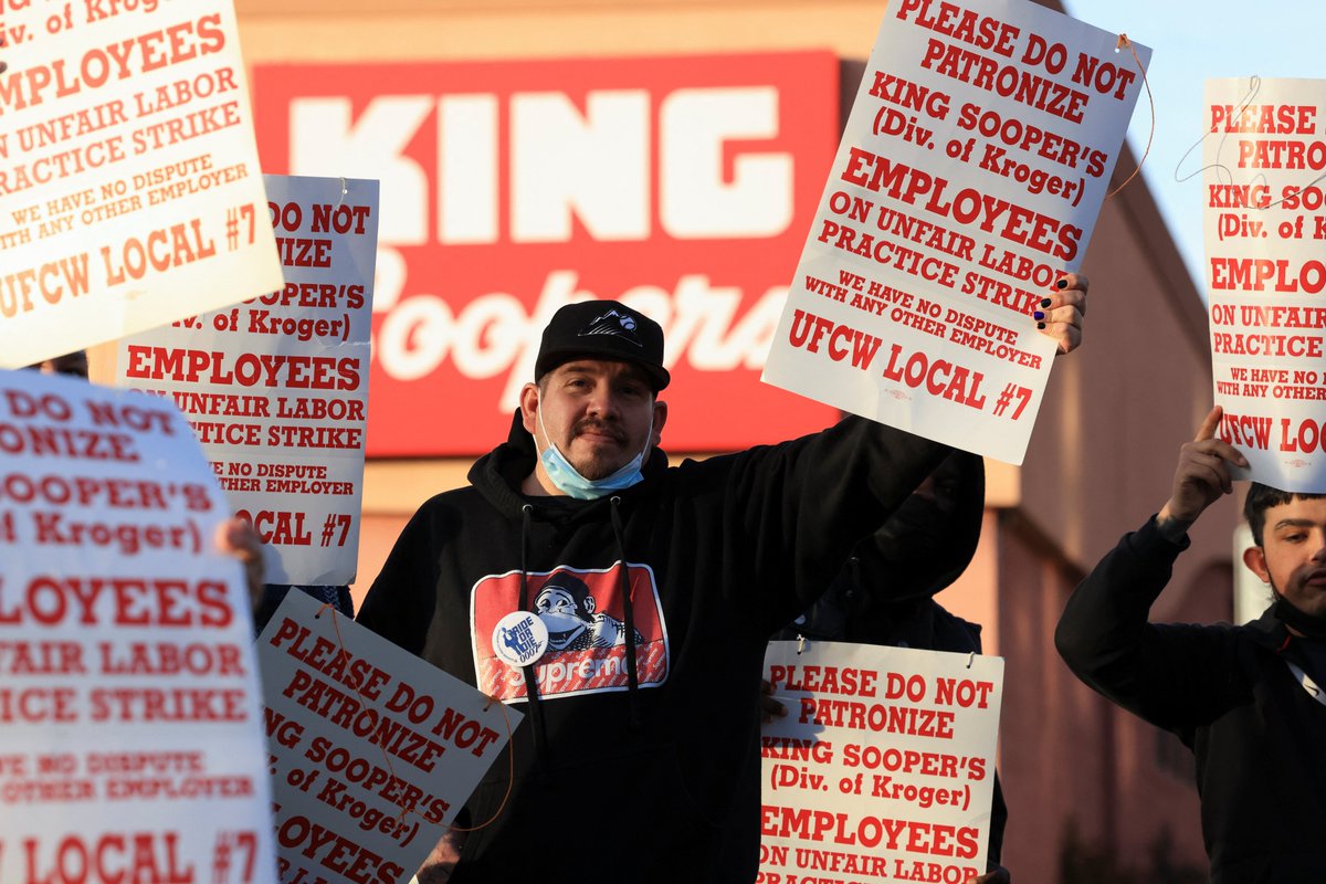 ajplus's tweet photo. 1 in 7 Kroger workers report facing homelessness in the last year, according to a survey.

The CEO makes up to $22 million per year, over 900x the median worker. In the last year:
▪️ 78% workers reported food insecurity
▪️ 34% limited meals due to cost
▪️ 14% rely on food stamps https://t.co/53KCyRf0z9