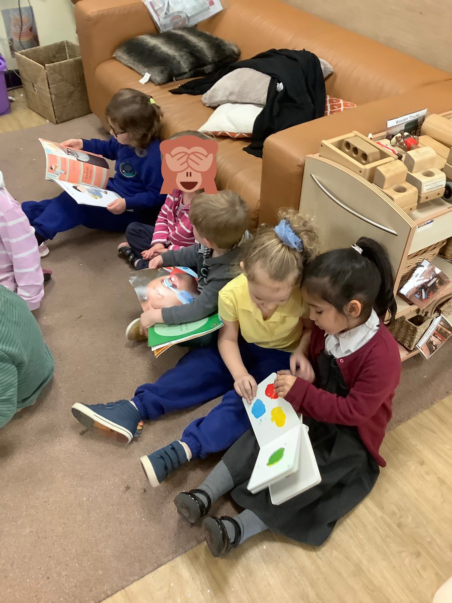 AbercrombyNS's tweet image. Sharing a story with friends on a Friday afternoon. #eyfs #eyfscll #eyfsreading #eyfsloveofreading