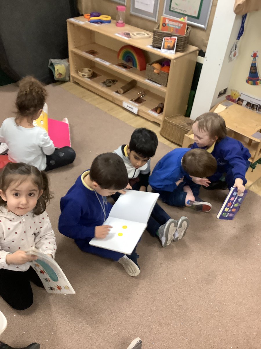 AbercrombyNS's tweet image. Sharing a story with friends on a Friday afternoon. #eyfs #eyfscll #eyfsreading #eyfsloveofreading