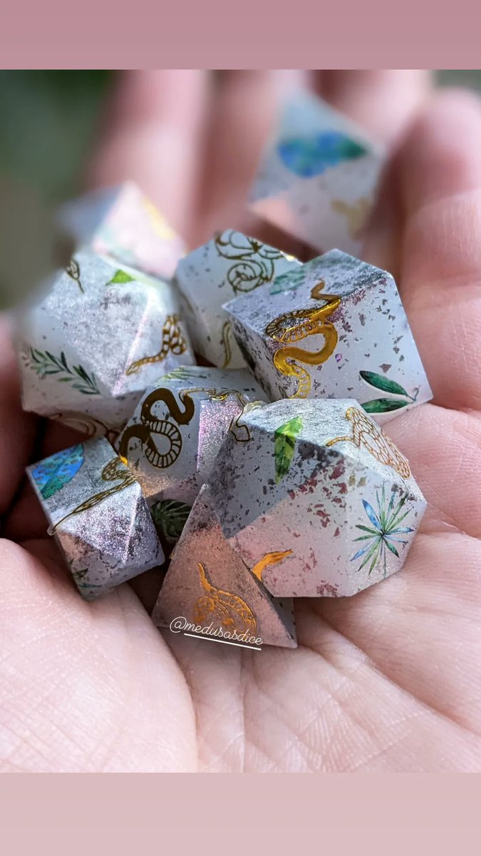 medusasdice's tweet image. Snake and plant dice are where it's at #handmadedice #dice #dnd #pathfinder #dnddice #homebreweddice #ttrpg