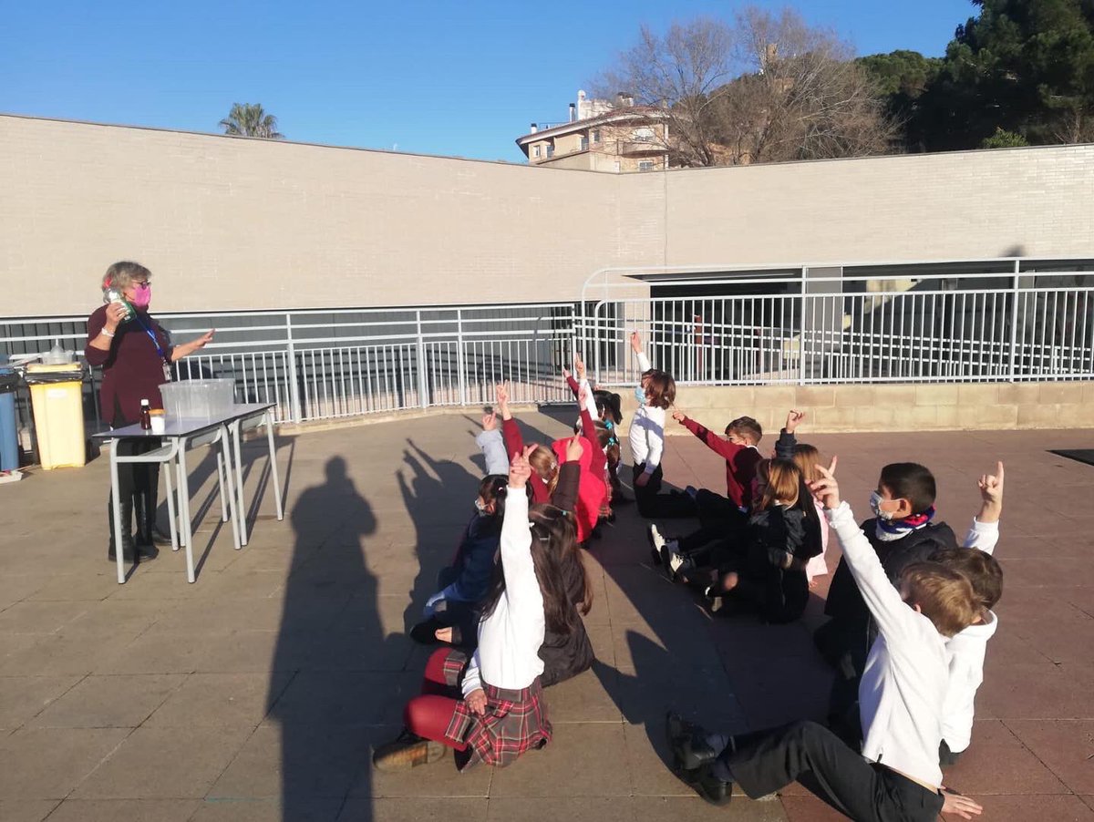 manyanetblanes's tweet photo. #1rEP treballem el text instructiu i fem bombolles. 📝🧼#josocmanyanet #blanes #bombolles #textinstructiu https://t.co/PKZTR46Dk2