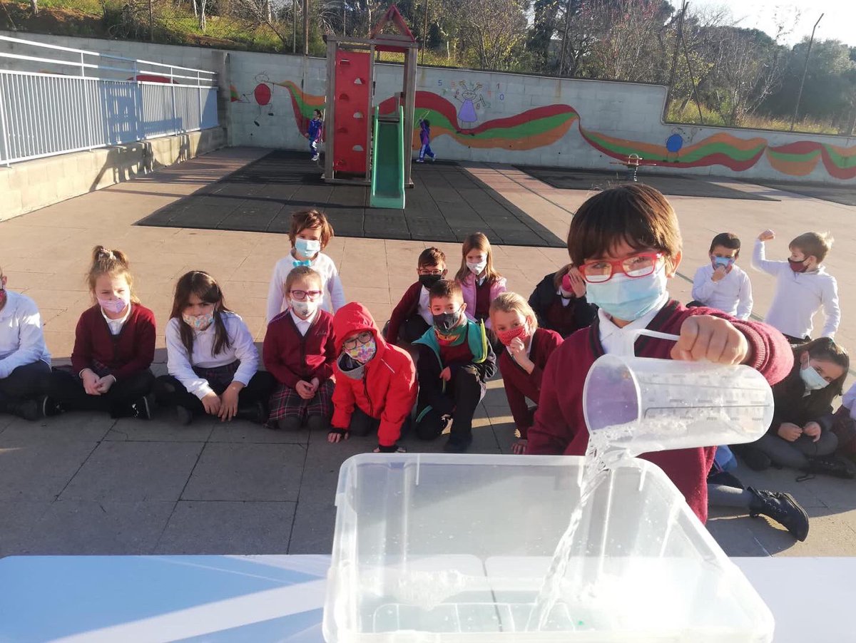manyanetblanes's tweet photo. #1rEP treballem el text instructiu i fem bombolles. 📝🧼#josocmanyanet #blanes #bombolles #textinstructiu https://t.co/PKZTR46Dk2