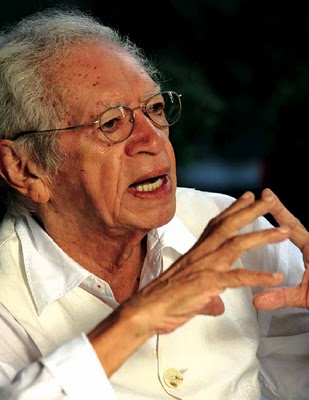 "Por decreto irrevocable queda establecido el reinado permanente de la justicia y de la claridad" dice en el art.7 de los Estatutos..., Thiago de Mello. El poeta se ha ido, tras larga e intensa vida, pero nos deja sus versos cargados de esperanza.