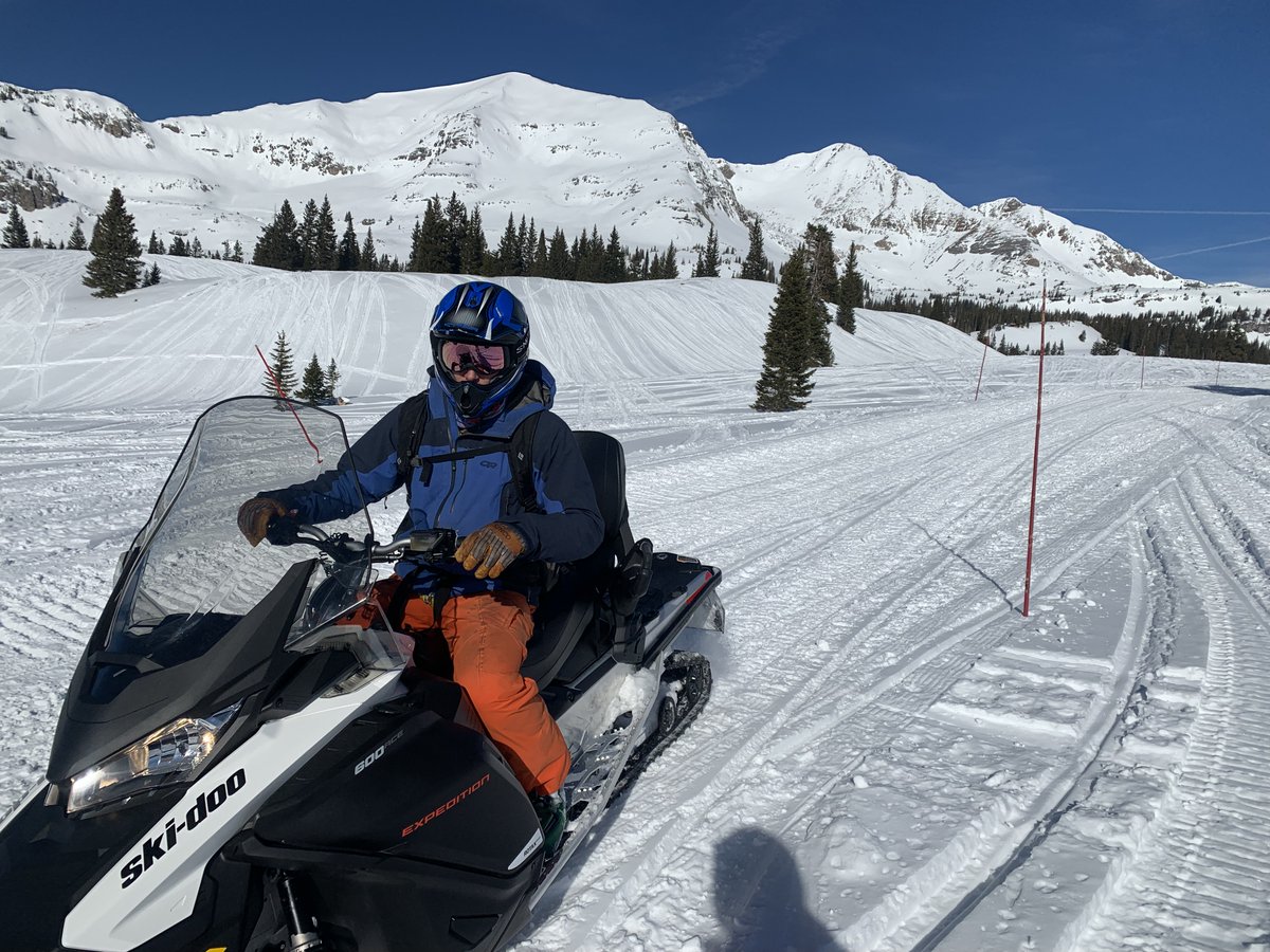 HandixSci's tweet photo. Today on who has the better office: Ethan &amp; Gavin (repping #DOE #ASR #SAIL) have a tough commute while Ezra (repping #NOAA #ALPACA) enjoys some highway moose action! (Those Crested Butte cirrus clouds tho) https://t.co/nCbYNySvpc