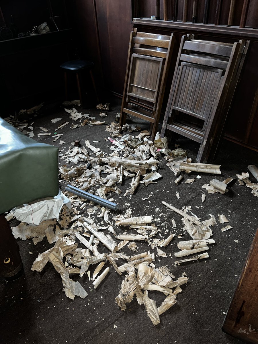 Hoe zinloos!
Inbreken in een café wat al 25 jaar stil is. Alles kapot slaan en het koper meenemen, #hadhetgevraagd 
Café L’Amerique is nu echt gesloten, een bizar trieste afsluiting zo van het hele fotoproject