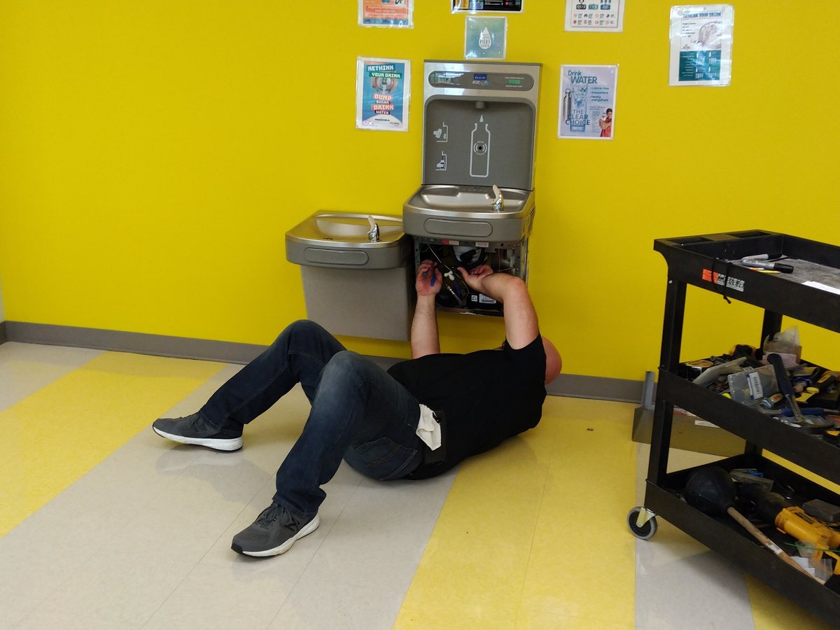 APS Facilities Team continues to help keep our students and staff safe! Over 800 water bottle filler stations were installed district-wide! #apsfacilitieshardatwork #apskeepingkidsfirst @apsupdate @DrLisaHerring @OpsAps