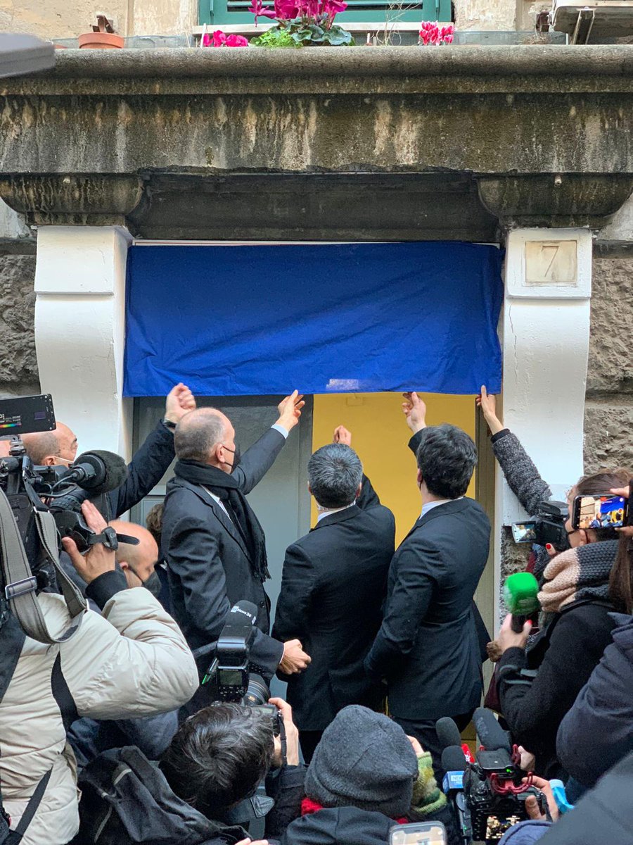 EnricoLetta's tweet image. Quando penso a #DavidSassoli penso a una persona che meglio di altre incarna il #Pd. Intitolargli oggi il suo circolo è un messaggio molto forte. Il nostro partito è fiero e orgoglioso di lui, rilanceremo in suo nome progetti politici europeisti, di attenzione ai #giovani.