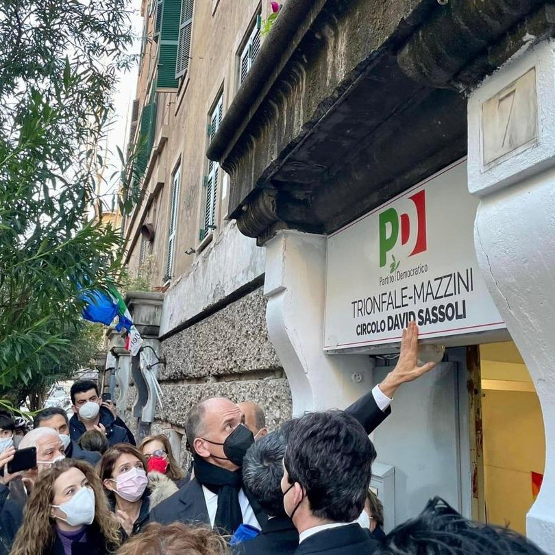 EnricoLetta's tweet image. Quando penso a #DavidSassoli penso a una persona che meglio di altre incarna il #Pd. Intitolargli oggi il suo circolo è un messaggio molto forte. Il nostro partito è fiero e orgoglioso di lui, rilanceremo in suo nome progetti politici europeisti, di attenzione ai #giovani.