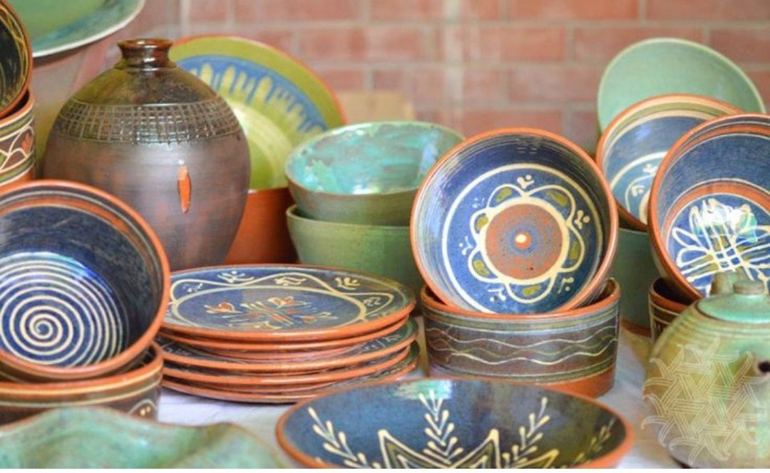 rajnivohra27's tweet photo. #Andretta, a rustic place in #HimachalPradesh known as artists' colony since 1920, a meeting point of theatre practitioners, painters and more recently potters.
#Art #culture #Ecocivilisation
#WahWoman #India #pottery @IYCHimachal @hp_tourism @hptdc @myhimachalnews #knowledge https://t.co/oVvWidtMMs