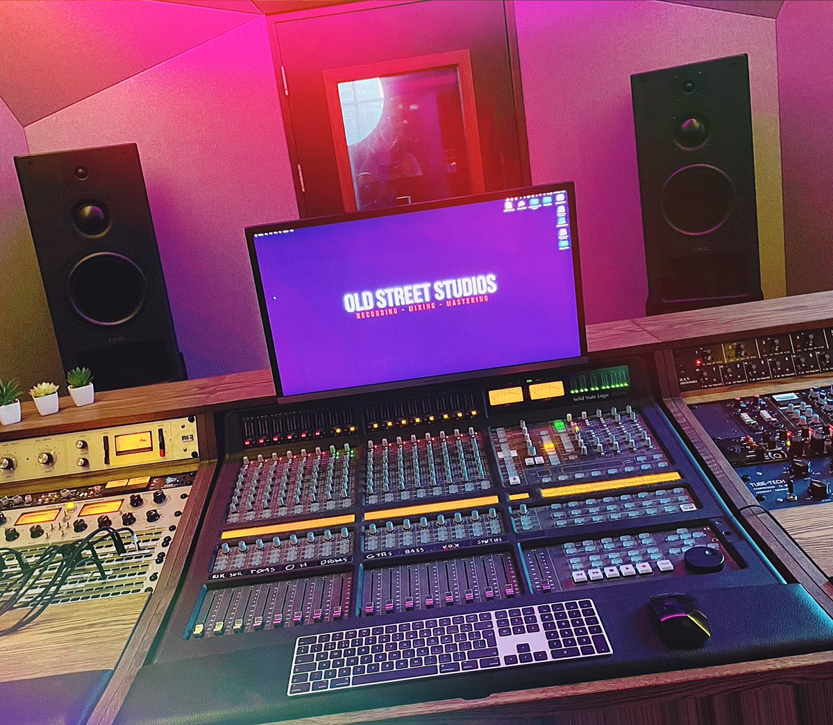OldStStudios's tweet photo. Oh hey! We are now taking bookings for the end of January and beyond. Drop us a DM or send us an email at bookings@oldstreetstudios.com for more info 😎 https://t.co/Rrxz6TC90W