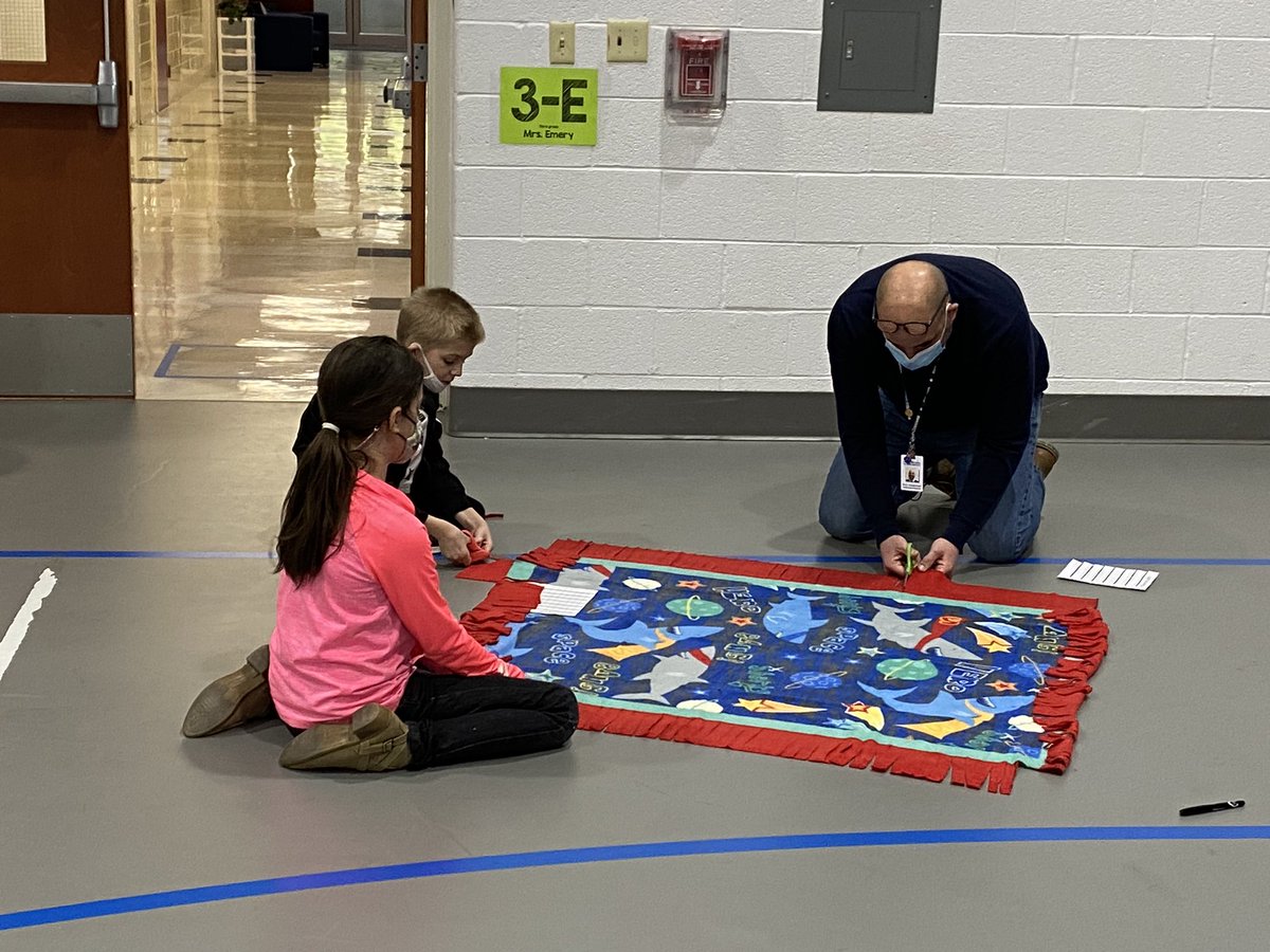 mblatt29's tweet photo. @GESKASD 5th graders made blankets for @VictoryJunction as part of a day of service honoring Martin Luther King. @kylepetty https://t.co/XnkMXTpGFa