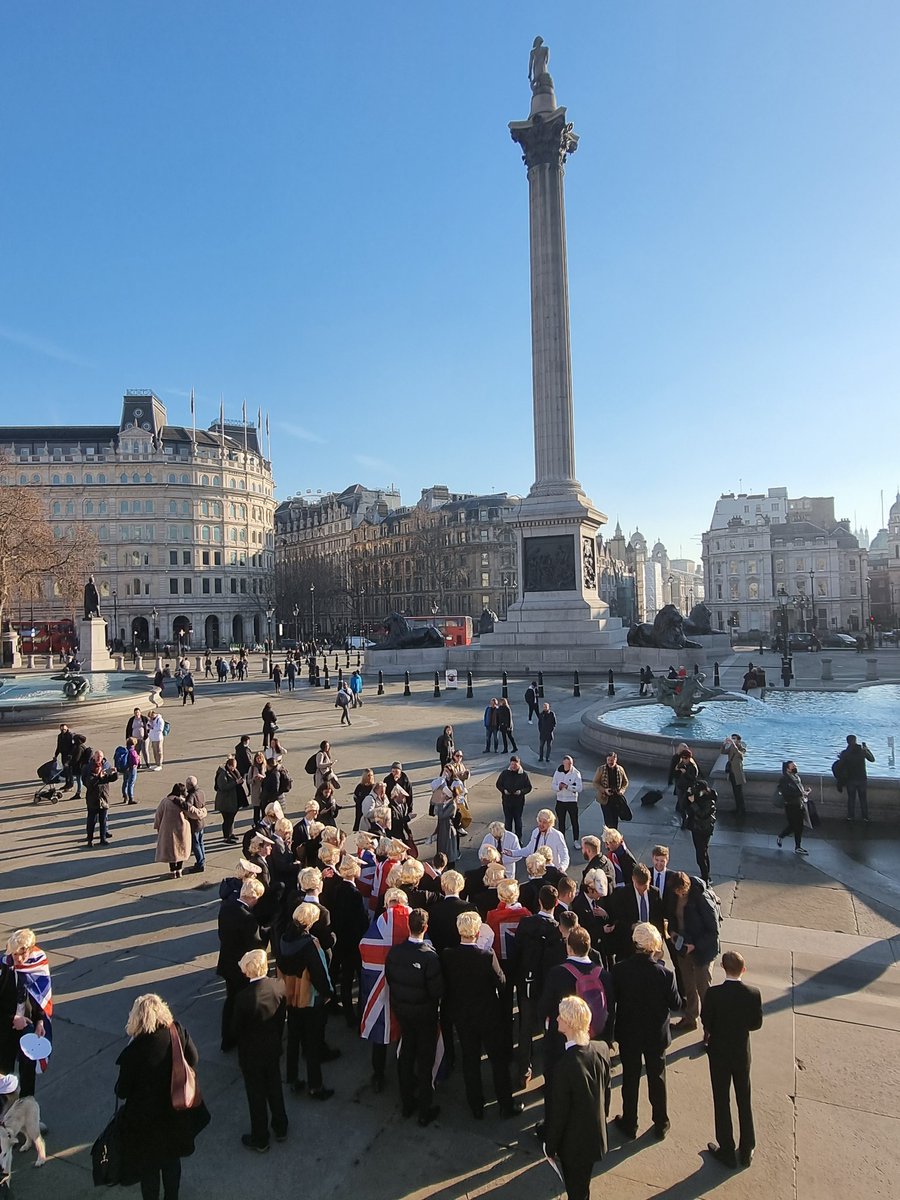 A bizarre group of Boris Johnson lookalikes have gathered together to dance and sing outside Downing Street 🕺🎶 More below 👇