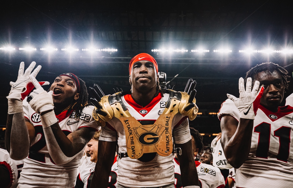GeorgiaFootball's tweet photo. Savages win championships.

#GoDawgs
#NationalChampionship https://t.co/bP1eGHAlAE
