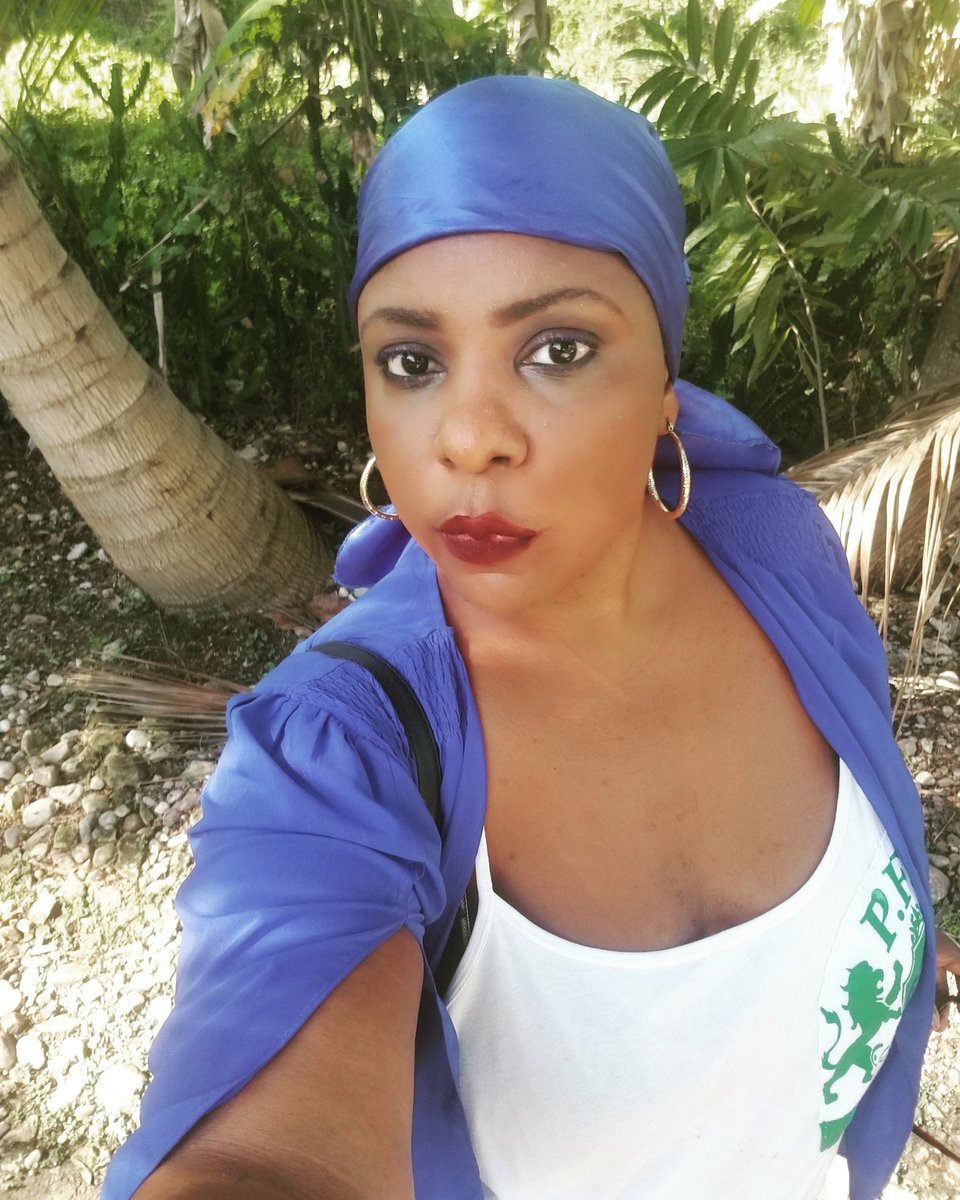 Policard1's tweet photo. Mwen di lonè, 
Mwen di vi,
Mwen di lanmou,
Mwrn di pè, 
Mwen di sante,
Mwen di tet ansanm,
Mwen di lanmè,
Mwen di tè,
Mwen di dife,
Mwen di pye bwa,
Male ak respè.
Viv Ayiti. https://t.co/Rma9Y8sYGf
