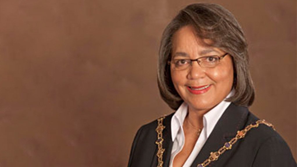 RT @Powerfm987: Axe Patricia de Lille, she failed to prevent Parliament fire: DA https://t.co/LrMlr8NbfJ. https://t.co/0vNuTuDcEV