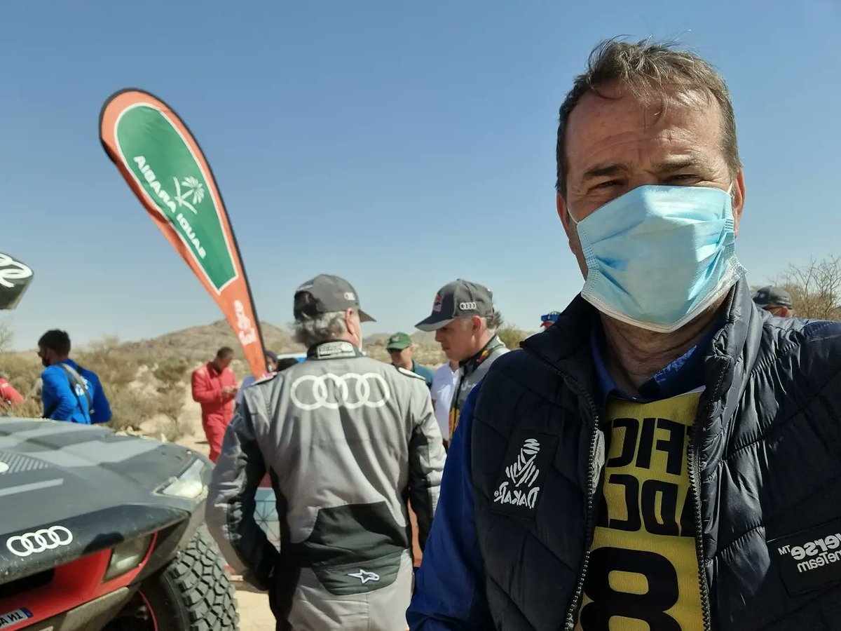 PacoGrandeTVE's tweet photo. Entrevistas con tormenta de arena en el final de la especial de este #DakarRTVE14ENE Con @cris_tortu @CSainz_oficial @LucasCruz74 y @AshleyPlaCapo Llegada masiva de pilotos motos coches T3 T4 camiones. Lo vemos esta noche en @teledeporte 22h y en @rtve @rtveplay @telediario_tve https://t.co/RFlX9JkDX6