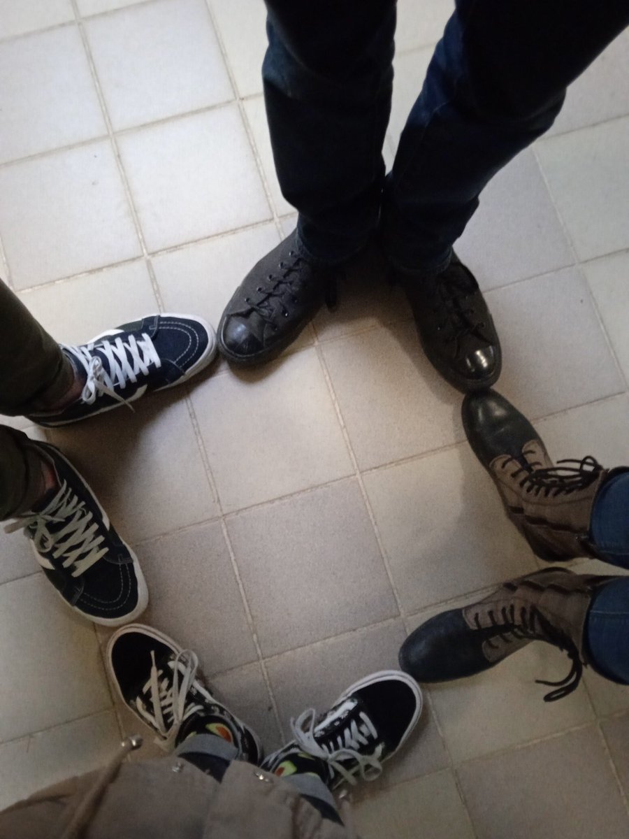 ArianeSaunier's tweet photo. Les lacets c'est la vie
#lacets #carottes #lycee #prout #principefondapentaldelavie https://t.co/sbXo8uk39i