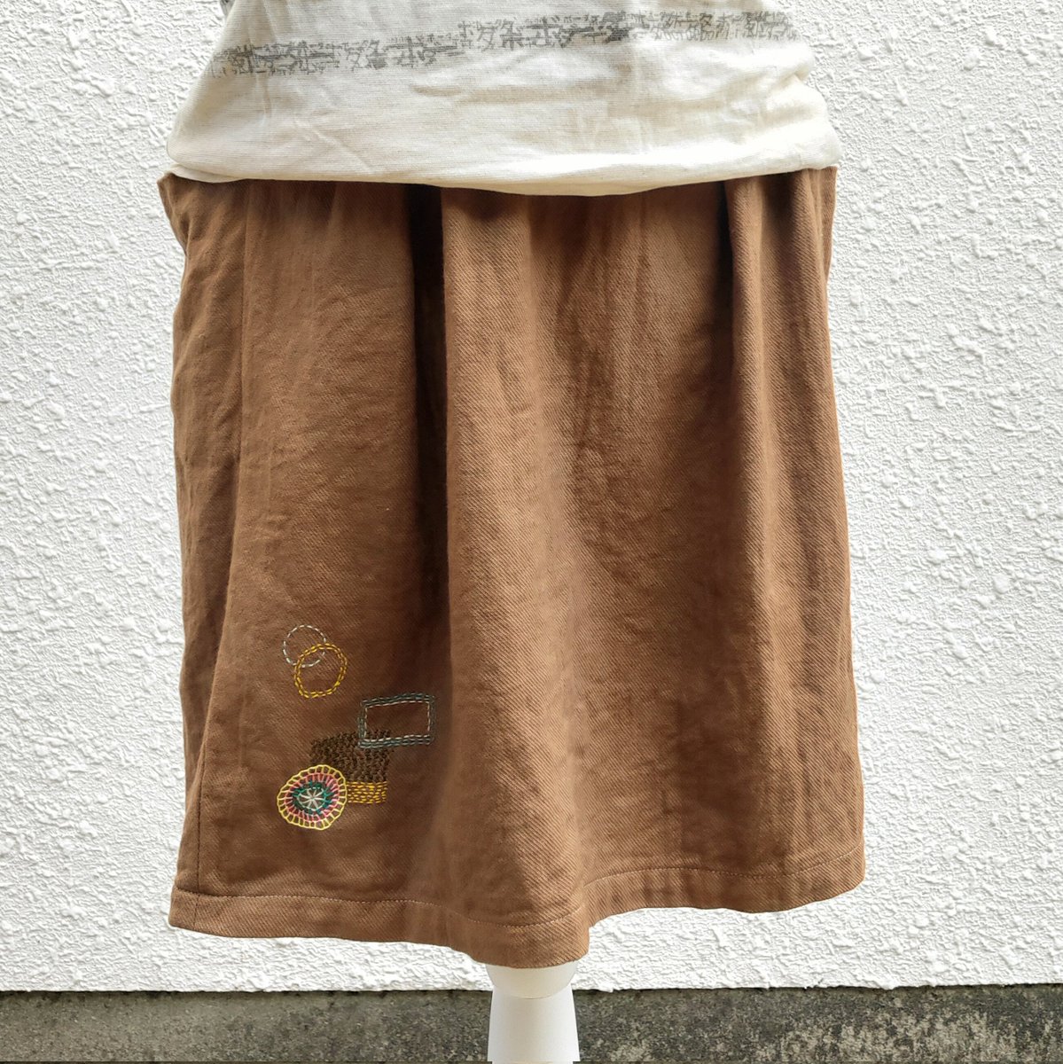 mitsuinami's tweet photo. ぎこちないカラフルな刺繍があたたかさを。
製品染めの雰囲気と相性がよいな。
一針一針を大切に。
https://t.co/yQ4ExlEu3d https://t.co/b30rS0kwtS