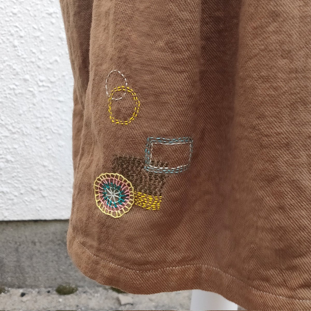 mitsuinami's tweet photo. ぎこちないカラフルな刺繍があたたかさを。
製品染めの雰囲気と相性がよいな。
一針一針を大切に。
https://t.co/yQ4ExlEu3d https://t.co/b30rS0kwtS