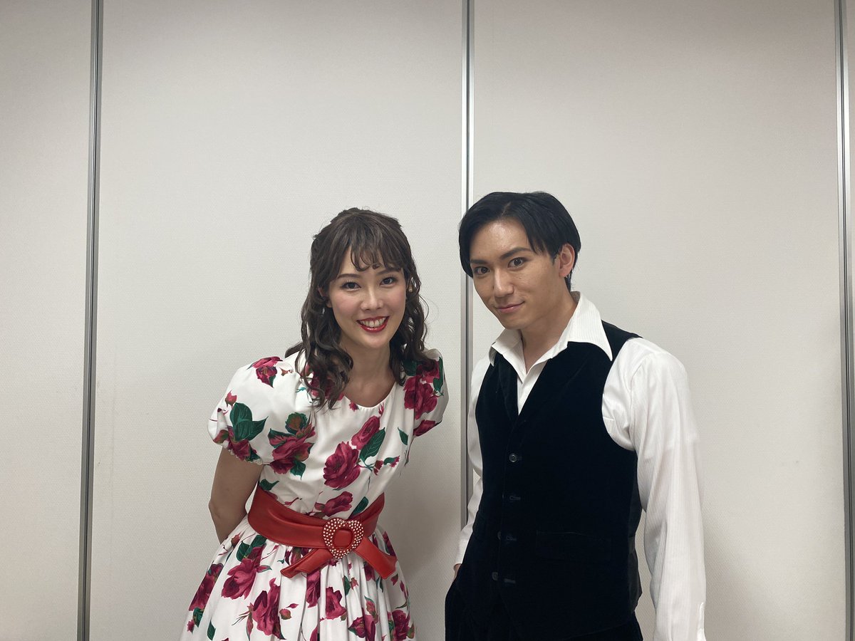 本日も夜明けのうた無事終演しました🙇‍♀️

毎回、沢山の発見がありお芝居というのは本当に奥が深いのだなと感じる日々です🥺

今日はどどん！！
真木先生の川﨑麻世さん
丸山利央役の武子直輝くん
野上大輔役の日向野祥くんとの
ショットをお送りしまあす😊

※撮影の時のみマスクを外しております