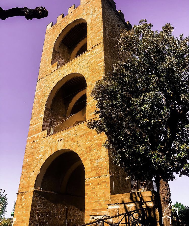 florenciatours1's tweet photo. La Torre de San Niccolò.
Esta puerta pertenece a la antigua muralla de la ciudad, de construyó en 1324 y servía para defender la zona de Oltrarno. https://t.co/6GT42JkRoy