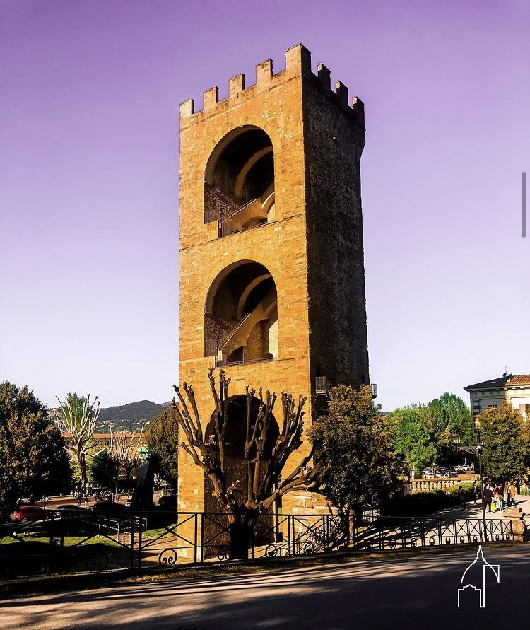 florenciatours1's tweet photo. La Torre de San Niccolò.
Esta puerta pertenece a la antigua muralla de la ciudad, de construyó en 1324 y servía para defender la zona de Oltrarno. https://t.co/6GT42JkRoy