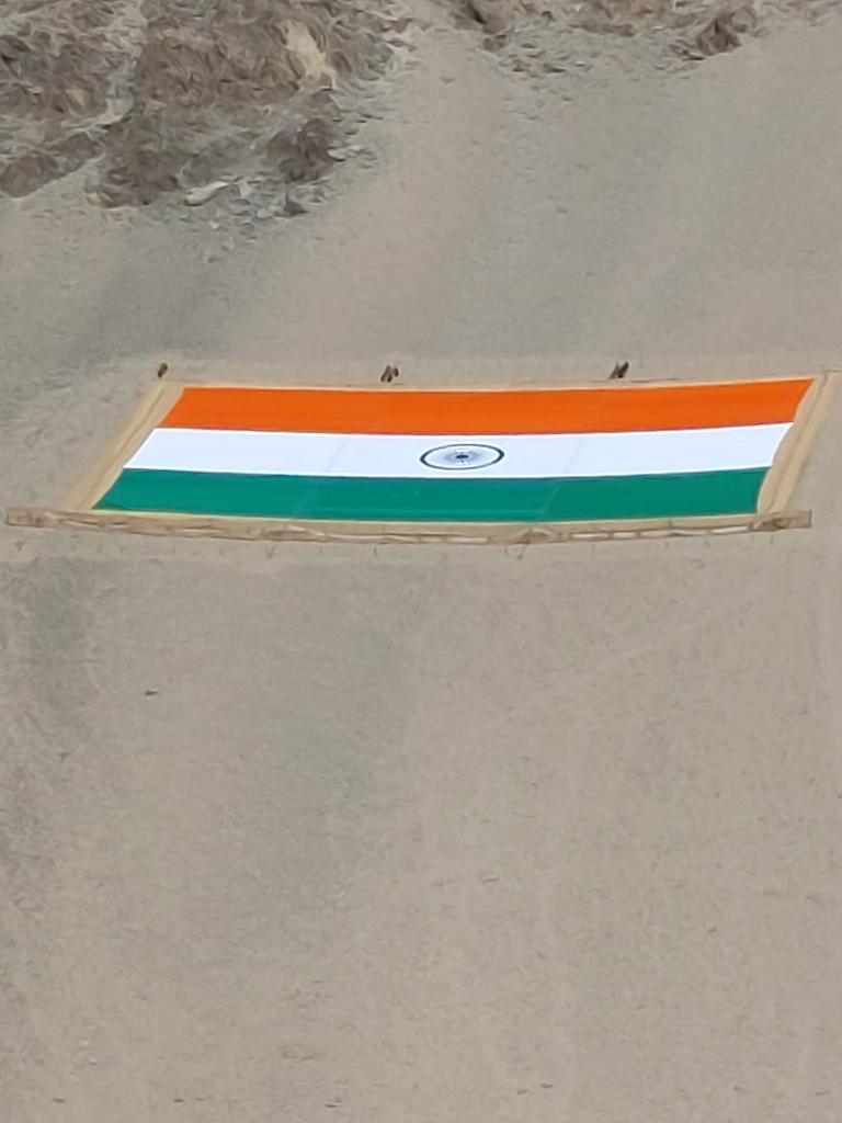 PIB_India's tweet photo. Khadi Monumental National Flag to be displayed at Longewala tomorrow on #ArmyDay 

The flag measures 225 feet long, 150 feet wide, and weighs (approx.) 1400 kg.

Read: https://t.co/EgKTlYRbFJ https://t.co/t71mRgxh5g