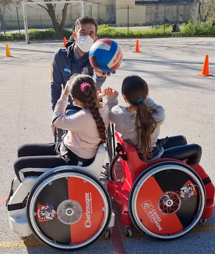 RFCTPM's tweet photo. Aujourd'hui, Rencontre avec les élèves de l'école élémentaire Jacques-Yves Cousteau à @VilleDeToulon . Programme : échange sur #handicap, #handisport & atelier/briefing #rugbyfauteuil.Puis la pratique de notre #sport et le résultat se mesure en #décibel ! 🤗 #RFCSchool https://t.co/aLgi9JqUcE