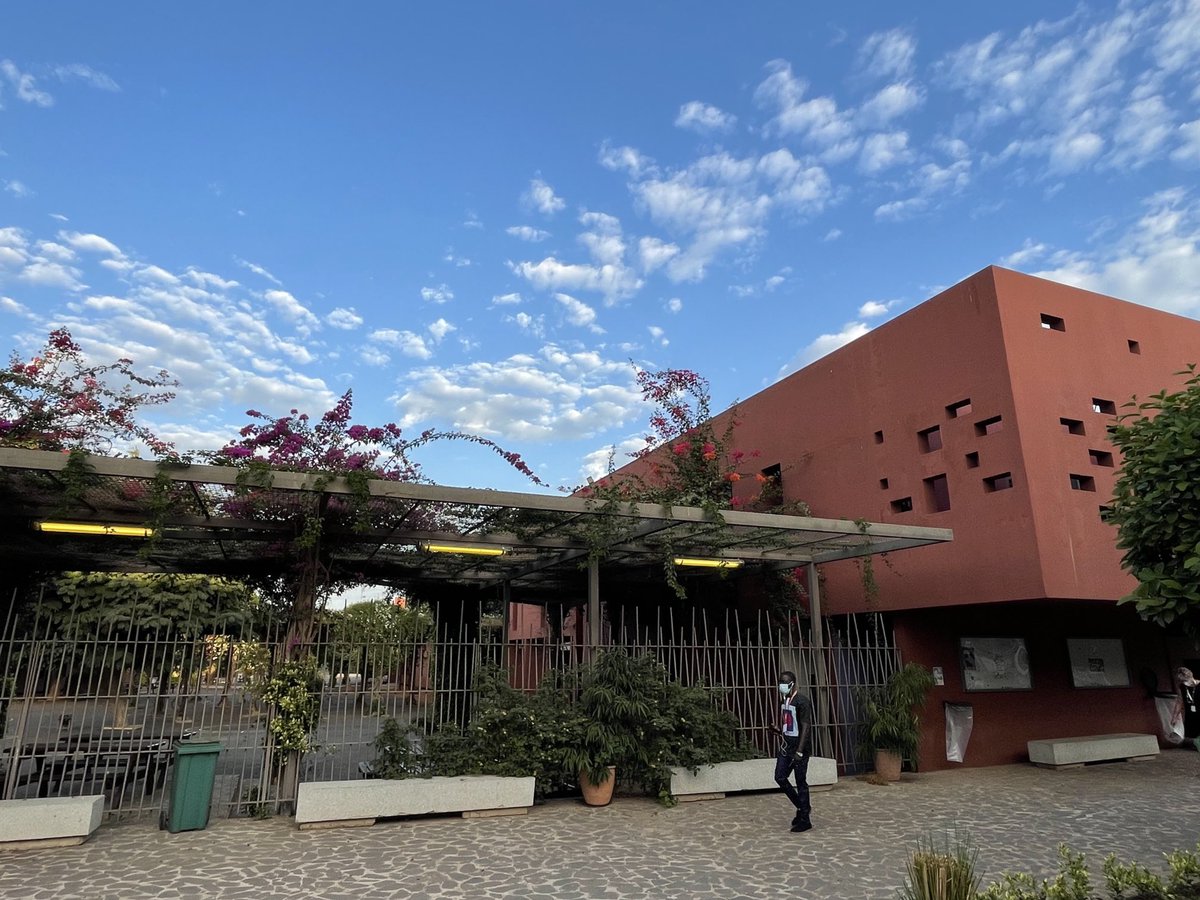 arnauddmercier's tweet photo. Bonjour à toutes et tous 😎depuis le salon des formations post-bac #SFPB de Dakar 🇸🇳 dans le magnifique lycée français Jean Mermoz. Et tout a l’heure ma conférence aux lycéens sur les formations infocom en France 🇫🇷 https://t.co/WFlzp02gO9