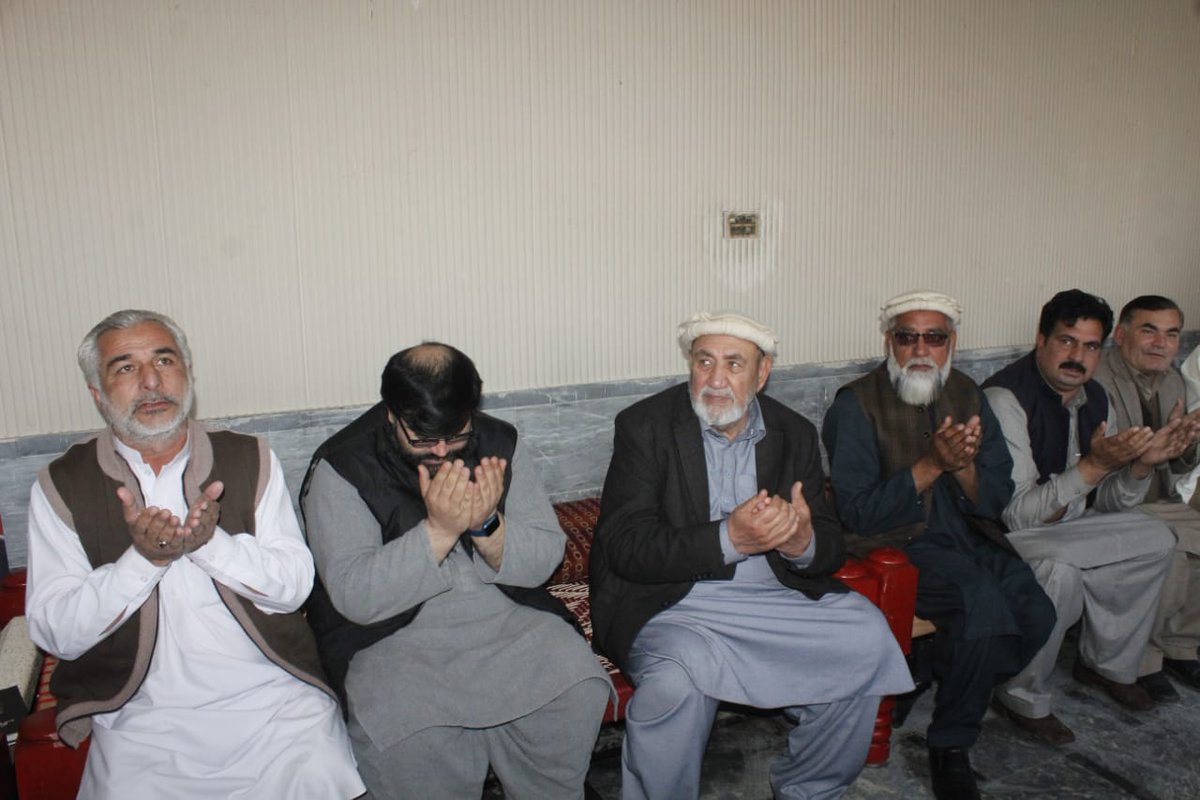 ANPMarkaz's tweet photo. عوامی نیشنل پارٹی کے صوبائی صدر ایمل ولی خان تحصیل ناظم رزڑ (صوابی) غلام حقانی کے بھائی نبی سرور خان کی وفات پر فاتحہ خوانی اور تعزیت کررہے ہیں۔ اے این پی کے ضلعی صدر حاجی امان اللہ، جنرل سیکرٹری نوابزادہ اور دیگر ذمہ داران بھی موجود ہیں۔
#ANP | #ANPSwabi https://t.co/SPqnLdwrby