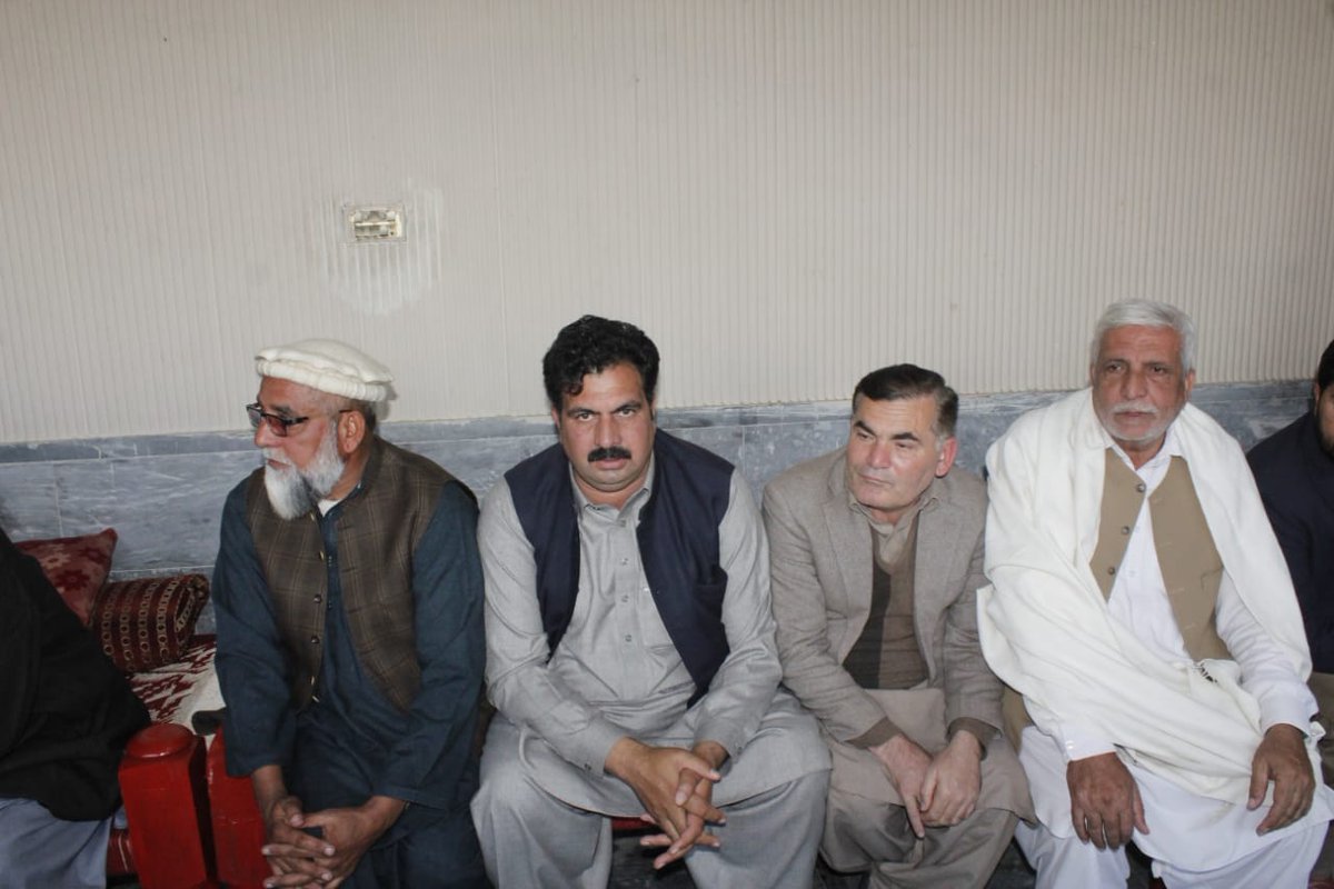 ANPMarkaz's tweet photo. عوامی نیشنل پارٹی کے صوبائی صدر ایمل ولی خان تحصیل ناظم رزڑ (صوابی) غلام حقانی کے بھائی نبی سرور خان کی وفات پر فاتحہ خوانی اور تعزیت کررہے ہیں۔ اے این پی کے ضلعی صدر حاجی امان اللہ، جنرل سیکرٹری نوابزادہ اور دیگر ذمہ داران بھی موجود ہیں۔
#ANP | #ANPSwabi https://t.co/SPqnLdwrby