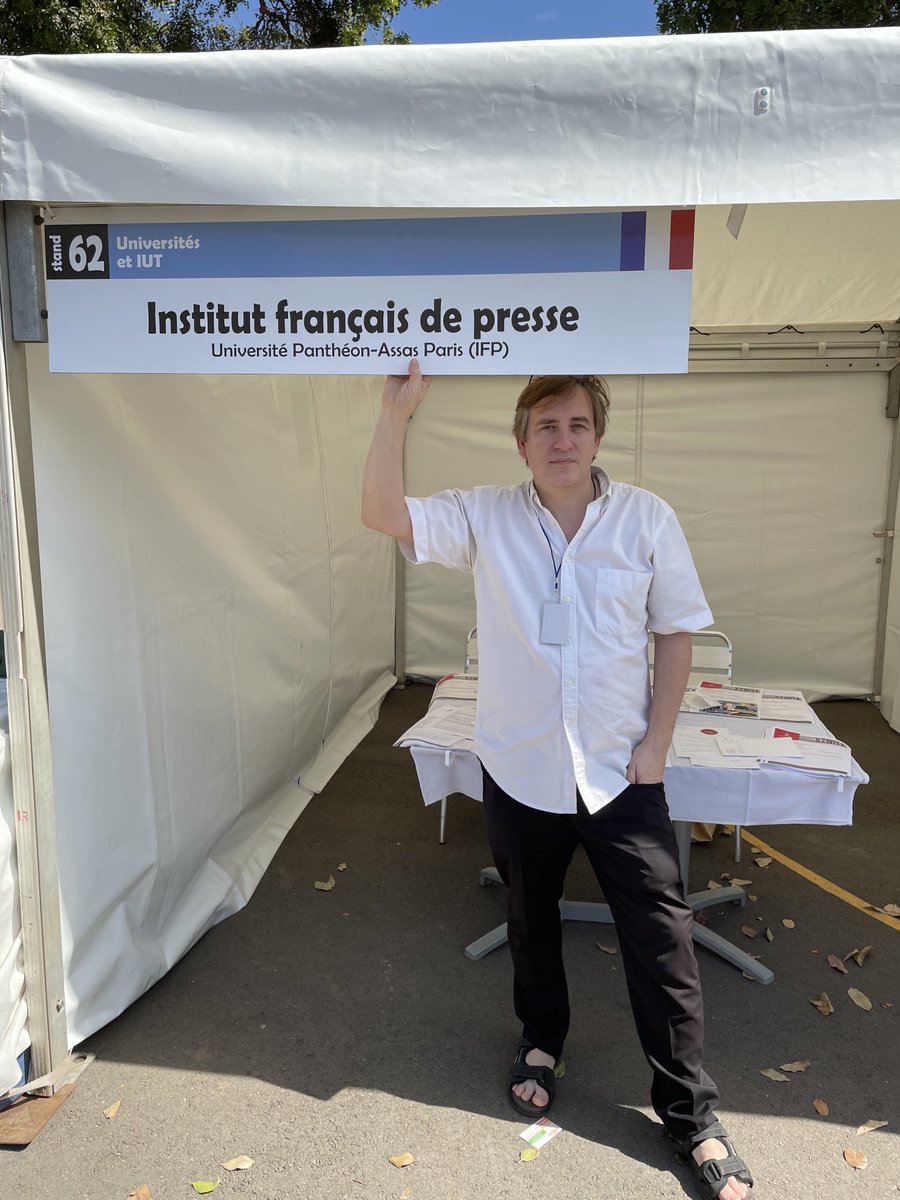 arnauddmercier's tweet photo. Bonjour à toutes et tous 😎depuis le salon des formations post-bac #SFPB de Dakar 🇸🇳 dans le magnifique lycée français Jean Mermoz. Et tout a l’heure ma conférence aux lycéens sur les formations infocom en France 🇫🇷 https://t.co/WFlzp02gO9