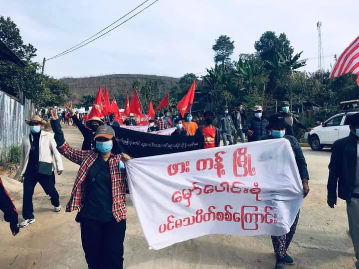 MyLuvForJHope's tweet photo. Despite internet service being cut off in #Hpakant, the multi-ethnic main strike marched on to show their opposition to the military's support for KIA, PDF, &amp; @NUGMyanmar. #WarCrimesOfJunta #2022Jan14Coup #WhatsHappeningInMyanmar https://t.co/vJ4hDSvuMA