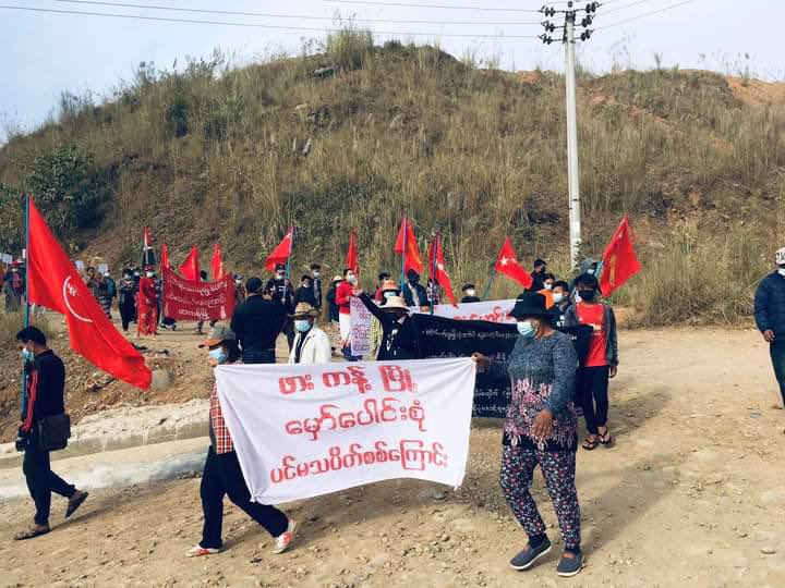 MyLuvForJHope's tweet photo. Despite internet service being cut off in #Hpakant, the multi-ethnic main strike marched on to show their opposition to the military's support for KIA, PDF, &amp; @NUGMyanmar. #WarCrimesOfJunta #2022Jan14Coup #WhatsHappeningInMyanmar https://t.co/vJ4hDSvuMA