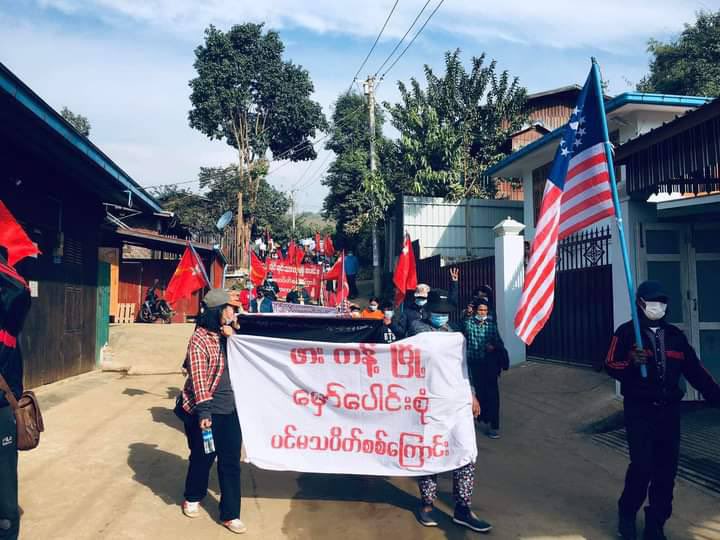MyLuvForJHope's tweet photo. Despite internet service being cut off in #Hpakant, the multi-ethnic main strike marched on to show their opposition to the military's support for KIA, PDF, &amp; @NUGMyanmar. #WarCrimesOfJunta #2022Jan14Coup #WhatsHappeningInMyanmar https://t.co/vJ4hDSvuMA