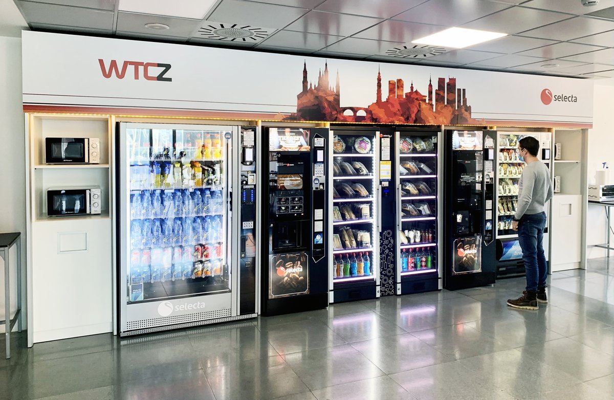 Selecta_spain's tweet photo. ¡Nos encanta tener clientes satisfechos como el Centro Empresarial #WTCZaragoza que apuestan por incluir nuestras novedades en sus #áreasdedescanso! Tal es el caso de las innovadoras neveras inteligentes #SmartFridges, que han mejorado la experiencia de los trabajadores. #JoyToGo https://t.co/hPIoHpPZJO