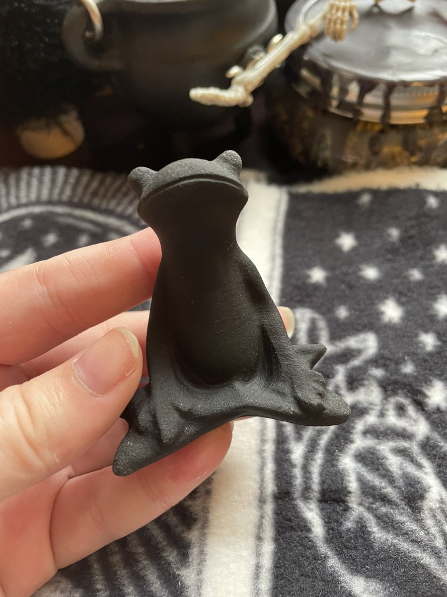 UnbeadableE's tweet image. 🐸💗5,000 FOLLOWER GIVEAWAY💗🐸

Since Cosmo &amp;amp; Wanda going viral here got me to 5,000 followers, it only seems fitting to do a frog themed giveaway. 

Rules in thread!

Winner receives: Frankensteined Spring Green &amp;amp; Pink Frog Plushie + Obsidian Meditating Frog Carving