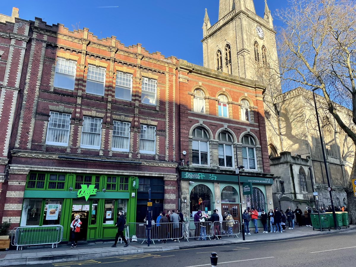 Oowee Vegan are giving away 100 of their Flamin’ Hot Smash Burgers right now in the City Centre! Current scenes on Baldwin street… 🍔🌱@bristol247 @ooweevegan